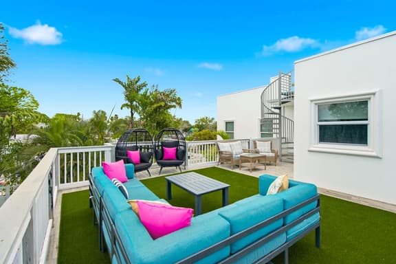 IRB Vice, golf cart, rooftop deck & heated pool