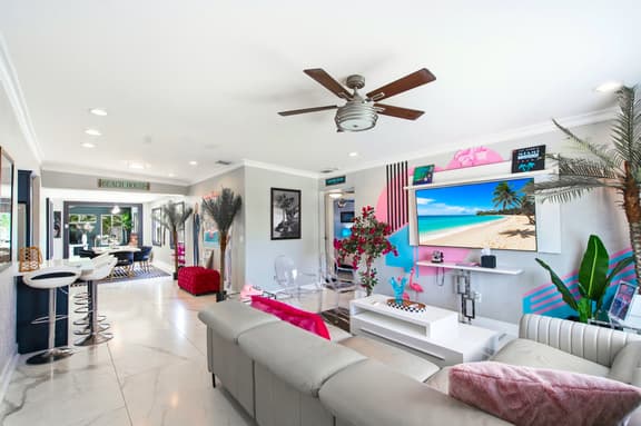 80’s Paradise, golf cart, rooftop deck & heated pool - Image 1